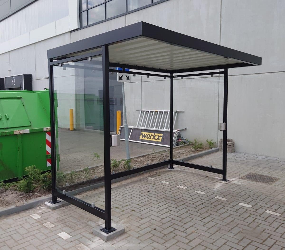 Asbak model Cubix 12 Rookabri Palermo XL (lengte 3 meter) met 2 x RSV uitvoering van asbak Cubix 2.4 Liter aan de staander gemonteerd