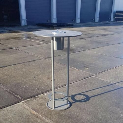 Statafel met model asbak Graphit 16 Deze sta- rooktafels zijn voorzien van een zelf-dovende asbak.