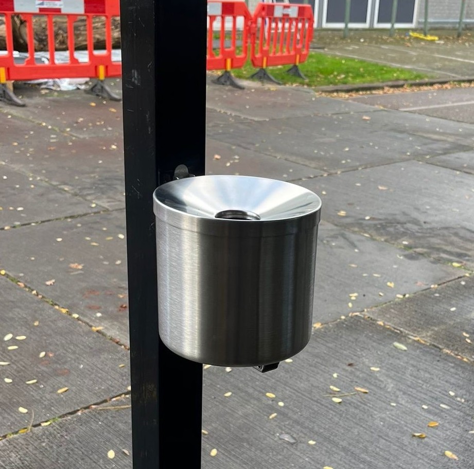 Asbak model Cubix 11 Zoals we deze leveren en bevestigen in onze rookoverkappingen en rookabri's. Buiten asbak Cubix, zelfdovend en duurzaam