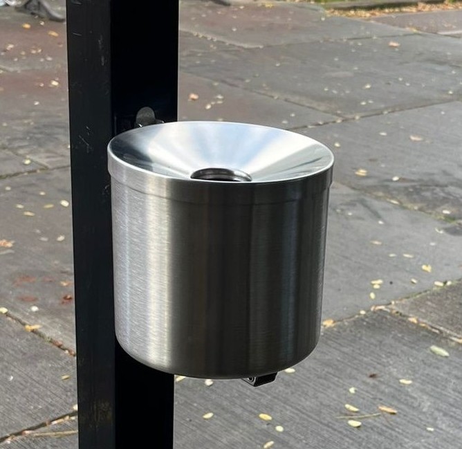 Asbak model Cubix 1 Deze elegante en eenvoudig te legen zelfdovende asbak combineert functionaliteit met een strak design.