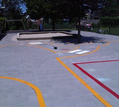 Sportvloercoating 58 Door het aanbrengen van lijnen op uw schoolplein, maakt u er een sportief en vrolijk geheel van.