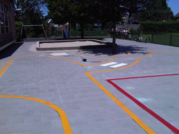 Sportvloercoating 21 Door het aanbrengen van lijnen op uw schoolplein, maakt u er een sportief en vrolijk geheel van.
