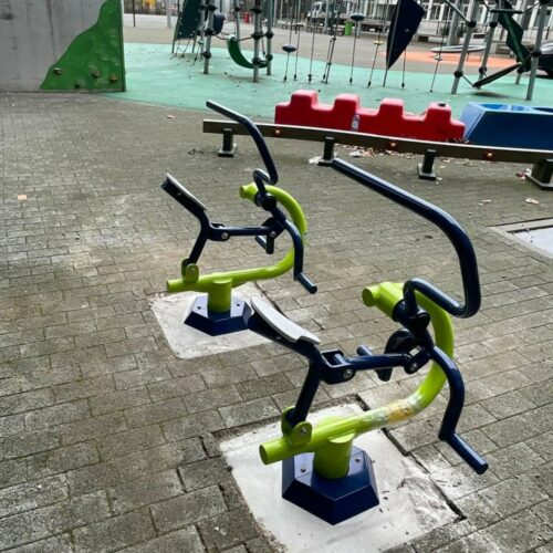 Kinderfitness de Dubbele Airwalker 13 Kinderen vanaf ongeveer 140 cm kunnen veilig gebruikmaken van dit buiten fitnesstoestel voor kinderen.
