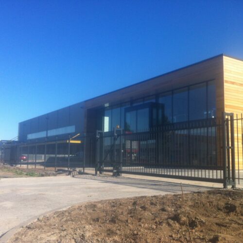 Schuifpoort Elektrisch of handbediend 34 Schuifpoort met spijlen.