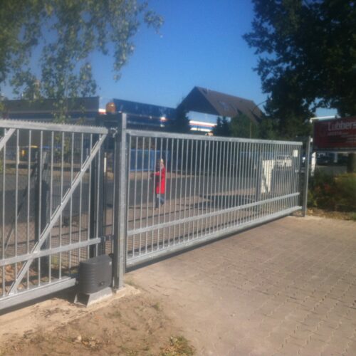 Schuifpoort Elektrisch of handbediend 26 Een schuifpoorten van SKWshop, de duurzame en verrassend voordelige oplossing voor bedrijf en particulier.