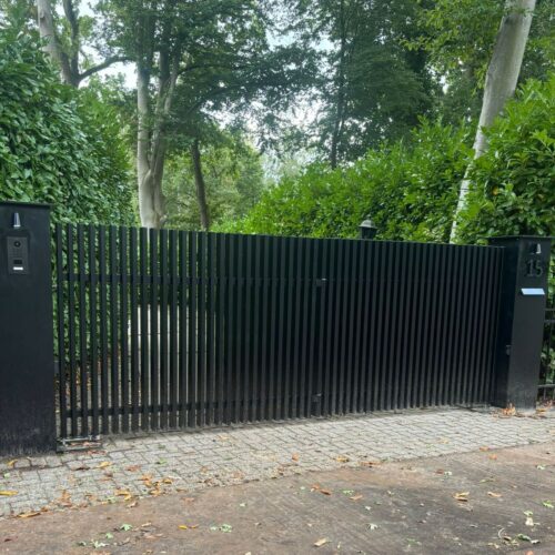 Schuifpoort Elektrisch of handbediend 42 Mooi voorbeeld van een stukje maatwerk met camera en intercom