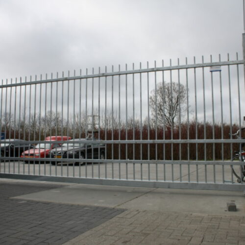 Schuifpoort Elektrisch of handbediend 31 Schuifpoorten met overklim-beveiliging, een ideale manier om ongewenst bezoek te weren.