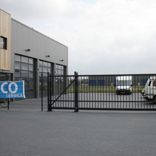 Schuifpoort Elektrisch of handbediend 33 Schuifpoort elektrisch bediend, afgewerkt in een mooie donkere ral kleur.