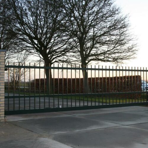 Schuifpoort Elektrisch of handbediend 24 Doorstekende spijlen verhinderen dat er eenvoudig over de schuifpoort geklommen kan worden.