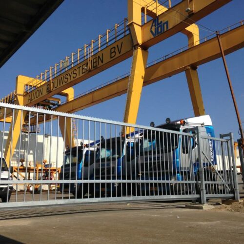 Schuifpoort Elektrisch of handbediend 37 Afgebeeld een elektrisch bediende schuifpoort. Volbad verzinkt, met puntenkam als overklim-beveiliging.