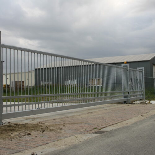 Schuifpoort Elektrisch of handbediend 36 Schuifpoorten van SKWshop, elektrisch of handbediend. Aan u de keuze