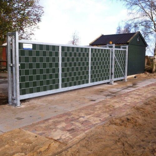 Schuifpoort Elektrisch of handbediend 39 Deze schuifpoort is afgewerkt met DSM-vulling en daarin kunststof gevlochten, zodat er een mooie gesloten poort onststaat