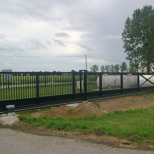 Schuifpoort Elektrisch of handbediend 25 Schuifpoorten, toegangspoorten van SKWshop. Bijna iedere lengte en hoogte mogelijk.