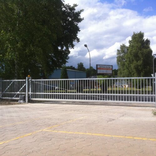 Schuifpoort Elektrisch of handbediend 23 Schuifpoorten van SKWshop. Messcherpe prijzen en volledig voor u geïnstalleerd.