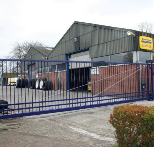 Schuifpoort Elektrisch of handbediend 30 Fraaie spijlen schuifpoort, gepoedercoat in de bedrijfskleuren. Kies voor een veilig en onderhoudsarm schuifpoort systeem, geschikt voor particulier, zakelijk of industrieel gebruik.