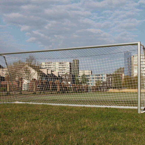 Voetbaldoel VD90 32 Deze 7.5 x 2.5m voetbaldoelen worden geleverd inclusief kunststof nethaken.