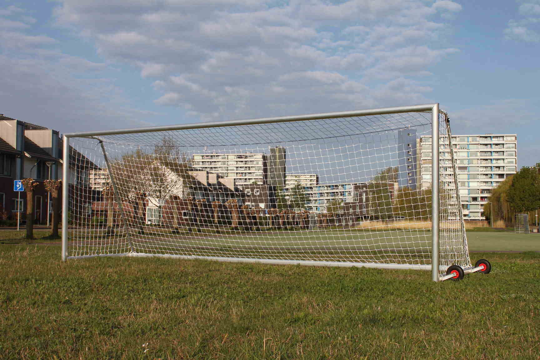 Voetbaldoel VD90 15 Deze 7.5 x 2.5m voetbaldoelen worden geleverd inclusief kunststof nethaken.