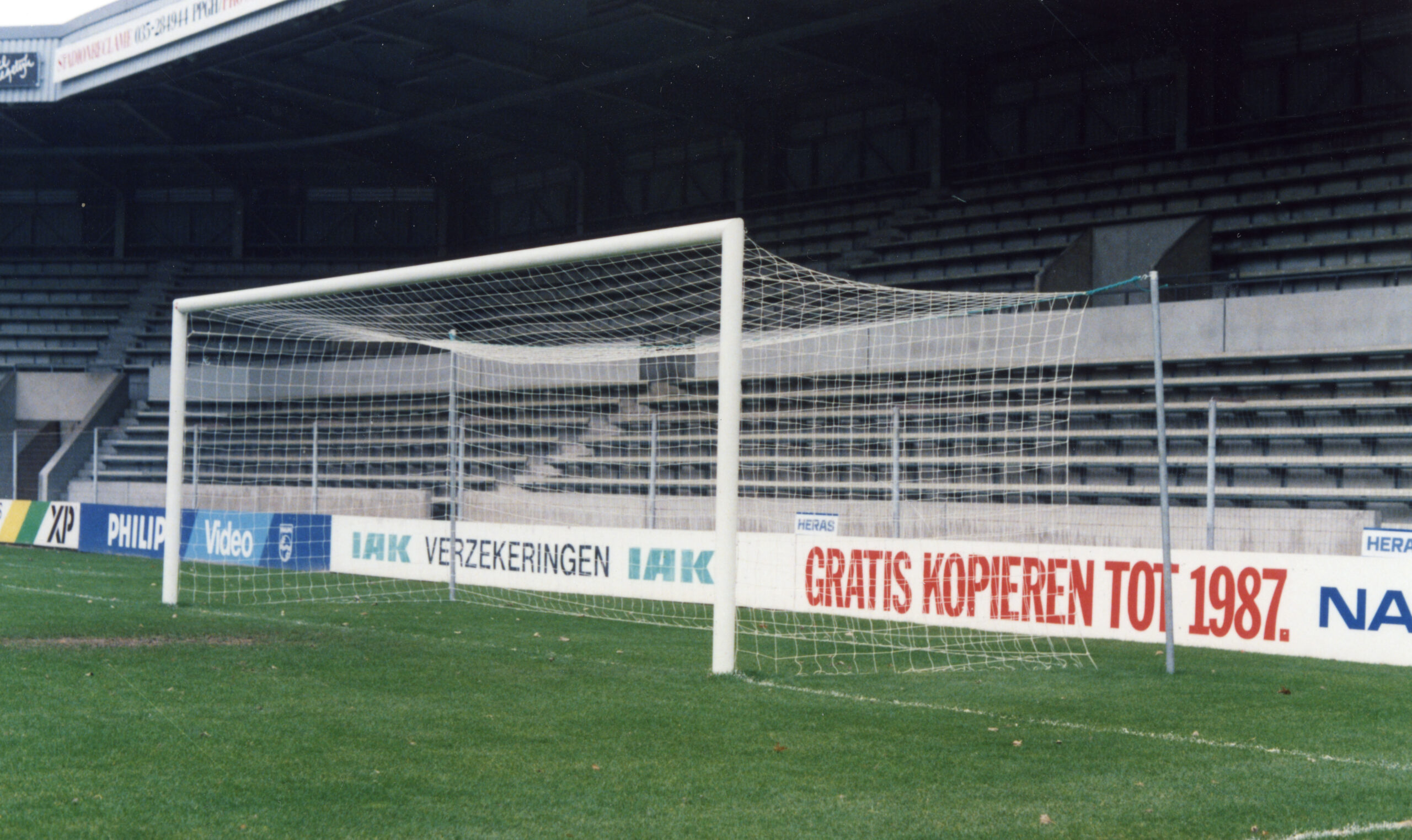 Set van 4 spanpalen 1 Spanpalen van uitstekende kwaliteit. Per set van 4 stuks. Compleet met grondpotten.