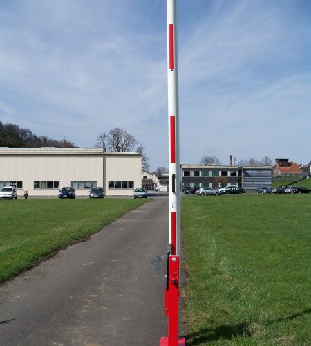 Gasveer slagbomen, de ruimte besparende oplossing voor bedrijf, particulier en industrie. Leverbaar met hangslot-sluiting, driekantslot-sluiting en met clinderslot.