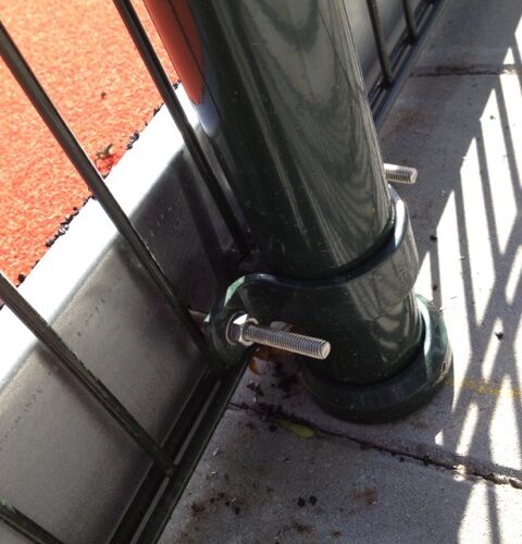 Slagplank Rubber granulaat Hockey 30 Al onze hockeyslagplanken zijn eenvoudig met kapbeugels te bevestigen, alhoewel op de afbeelding door de vereniging te lange bouten gebruikt zijn :-)