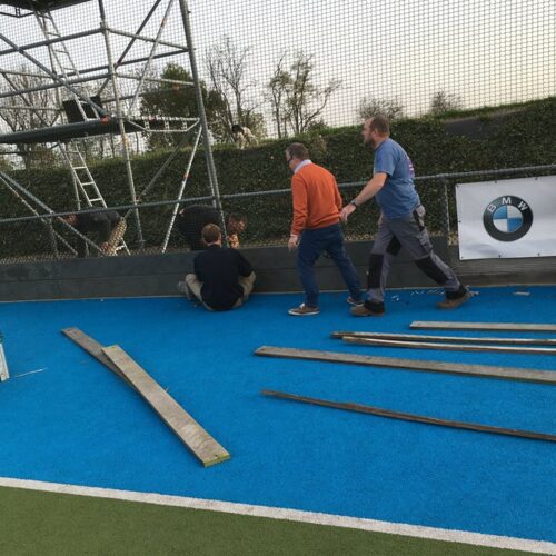 Slagplank Rubber granulaat Hockey 42 Op de afbeelding de vrijwilligers van Hockey in Hoegaarden bezig met de vervanging van de oude houten slagplanken door onze regenraat slagplanken.