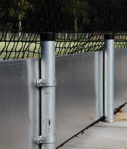 Slagplank Rubber granulaat Hockey 32 De achterzijde van onze rubberen slagplanken in gezet verzinkt profiel, bekeken van de achterkant. Hier de 48 cm hoge uitvoering.