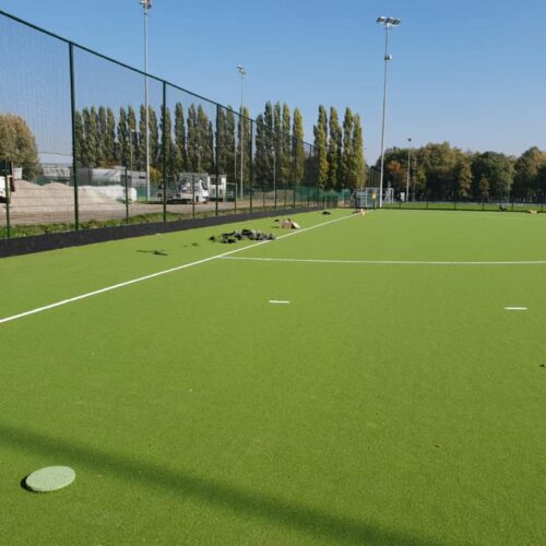 Slagplank Rubber granulaat Hockey 25 De volle lengte van de ballenvangers is voorzien van onze rubbergranulaat slagplanken met een hoogte van 42 cm.