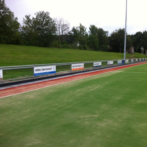 Reclame-ophangsysteem Pro 76 Sponsorbord ophangsysteem PRO. Ook zeer geschikt voor hockeyvelden