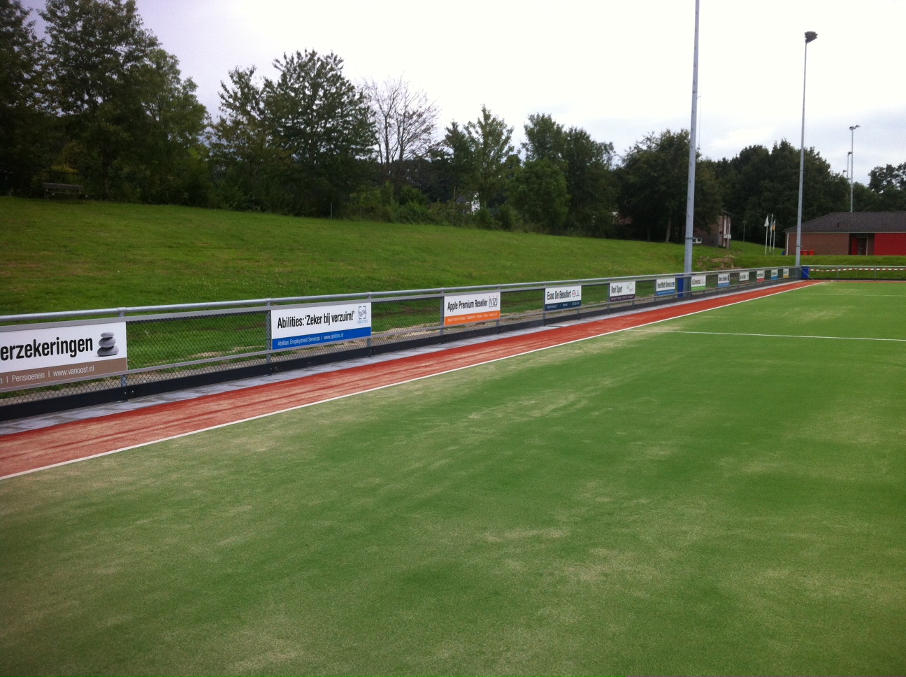 Reclame-ophangsysteem Pro 24 Sponsorbord ophangsysteem PRO. Ook zeer geschikt voor hockeyvelden