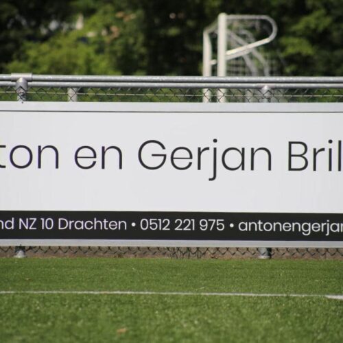 Reclame-ophangsysteem Pro 100 Vraag vandaag nog een vrijblijvende offerte aan voor ons slimme sponsorbord ophangsysteem – snel geleverd en eenvoudig te installeren.