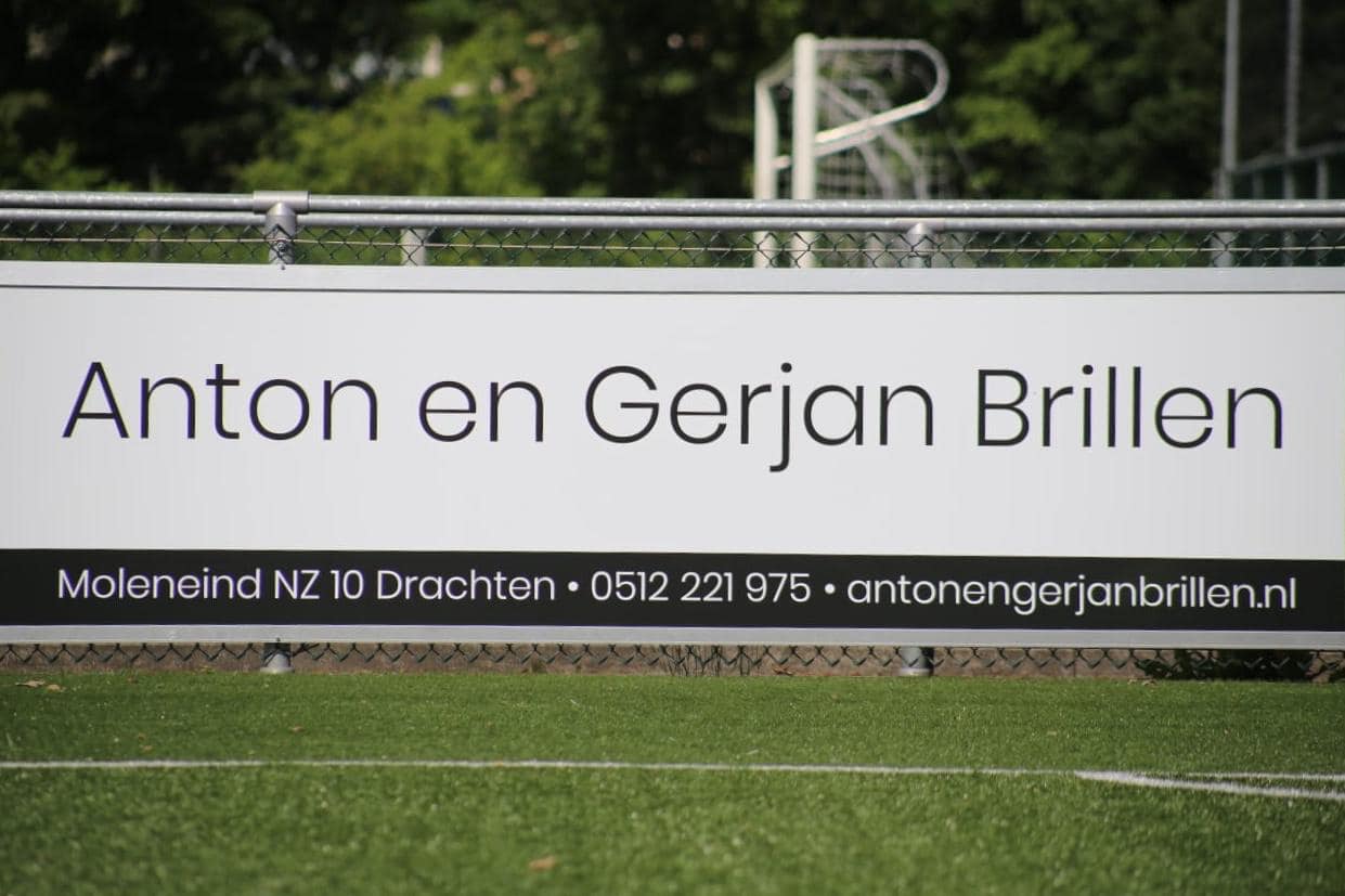 Reclame-ophangsysteem Pro 48 Vraag vandaag nog een vrijblijvende offerte aan voor ons slimme sponsorbord ophangsysteem – snel geleverd en eenvoudig te installeren.