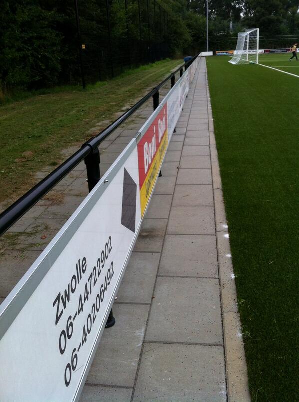 Reclame-ophangsysteem Pro 11 Hier is het reclamebord ophangsysteem op een standaard leun-hekwerk gemonteerd