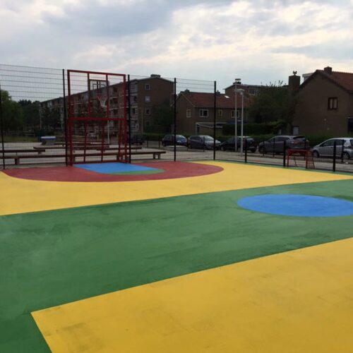 Sportvloercoating 43 Afgebeeld de door ons geplaatste sportkooi in Utrecht, hier hebben we een Granuplast rolcoating aangebracht met speciale motieven. Een zeer slijtvaste en duurzame speelvloer. Locatie Rotsoord.