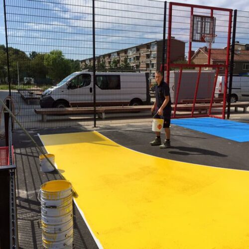 Sportvloercoating 44 Werkzaamheden grote voetbalkooi, sportkooi in Rotsoord Utrecht. Op de afbeelding ziet u het aanbrengen van de Granuplast rolcoating. .