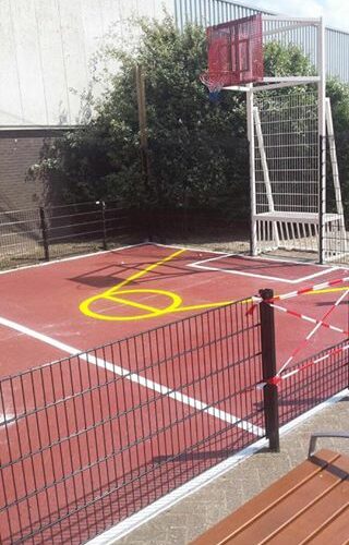 Sportvloercoating 46 Onze pannakooi basket-balcombi op een klinker-speelvloer.. Ook een klinker-ondergrond kan dus prima gecoat en van lijnen voorzien worden.