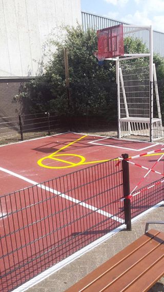 Sportvloercoating 9 Onze pannakooi basket-balcombi op een klinker-speelvloer.. Ook een klinker-ondergrond kan dus prima gecoat en van lijnen voorzien worden.