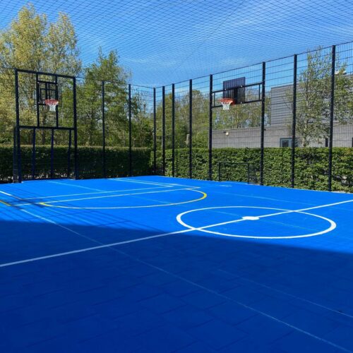 Sportvloercoating 61 De door ons geplaatste overdekte voetbalkooi met basketbal in Julianadorp met vloercoating en sportbelijningen