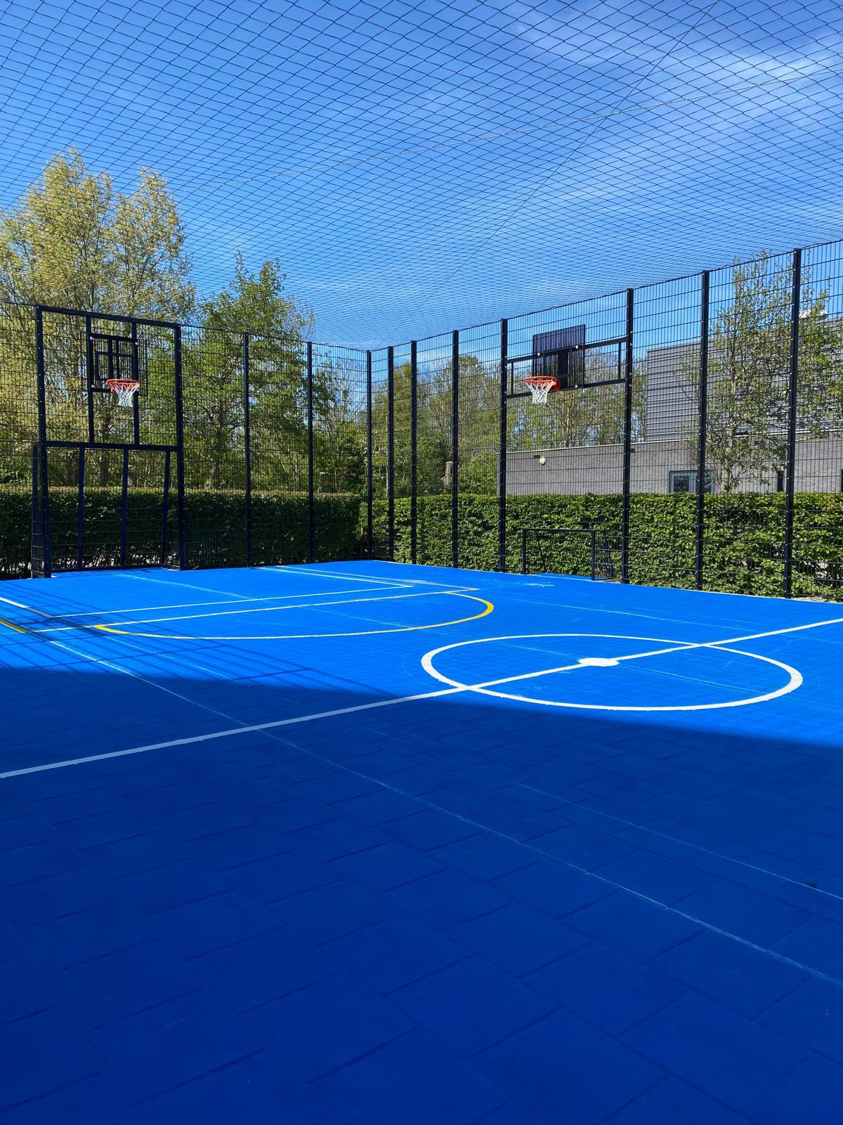 Sportvloercoating 24 De door ons geplaatste overdekte voetbalkooi met basketbal in Julianadorp met vloercoating en sportbelijningen