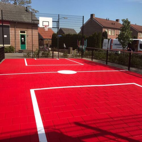 Sportvloercoating 49 Een fraaie combinatie van pannaveld en basketbal uit onze Premium-serie met rode vloercoating en witte sportbelijningen.