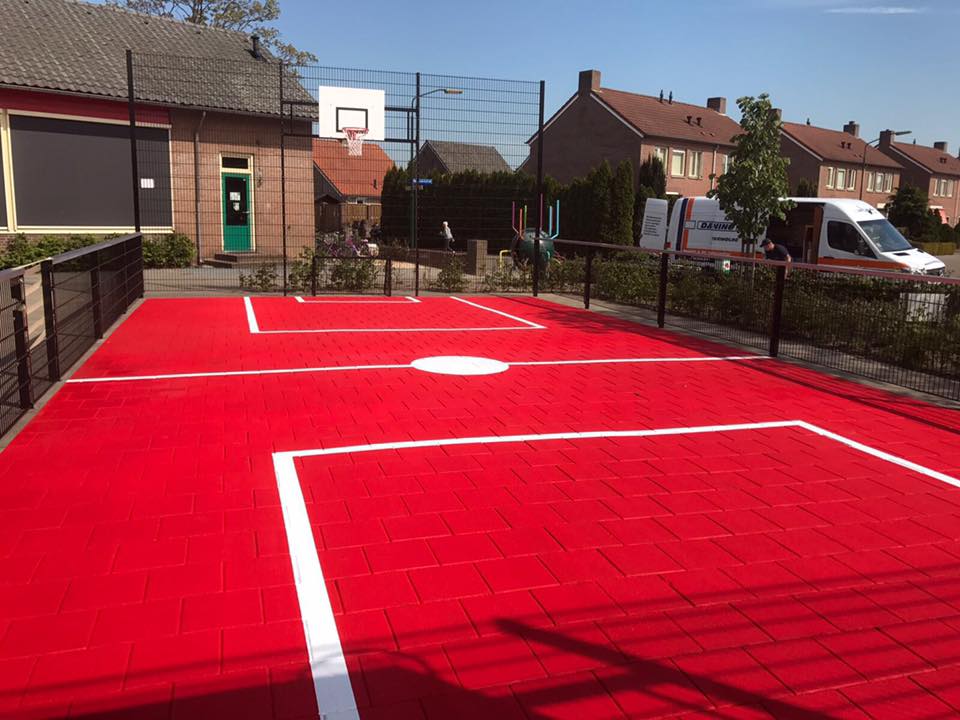 Sportvloercoating 12 Een fraaie combinatie van pannaveld en basketbal uit onze Premium-serie met rode vloercoating en witte sportbelijningen.