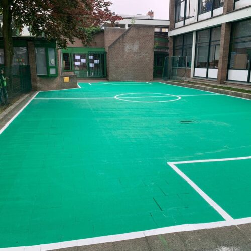 Sportvloercoating 65 Omdat de vloer niet helemaal vlak is hebben we hier gekozen voor K2 coating met witte belijningen. Locatie Antwerpen
