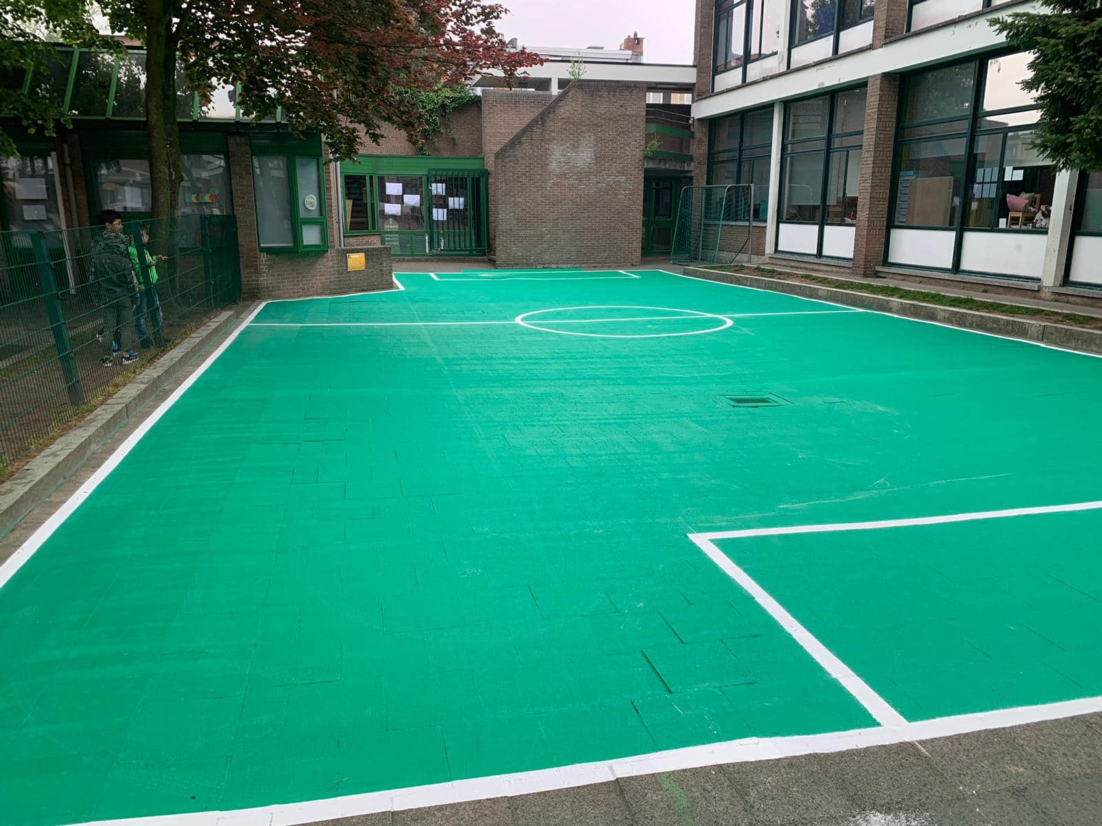 Sportvloercoating 28 Omdat de vloer niet helemaal vlak is hebben we hier gekozen voor K2 coating met witte belijningen. Locatie Antwerpen