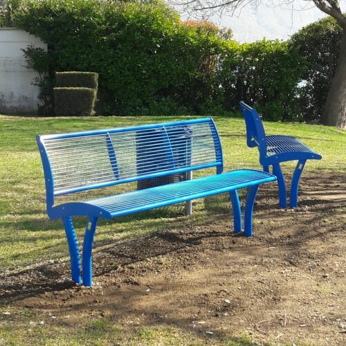Parkbank Tauri Color 29 Deze fraai vormgegeven parkbank met rugleuning, afgebeeld in blauw ral 5017.