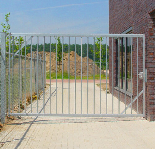 Draaipoorten 18 Op maat gemaakte draaipoorten van SKWshop. Hoogwaardige materialen, duurzame afwerking en uitgebreide opties zoals deurdrangers en vluchtsluiting.