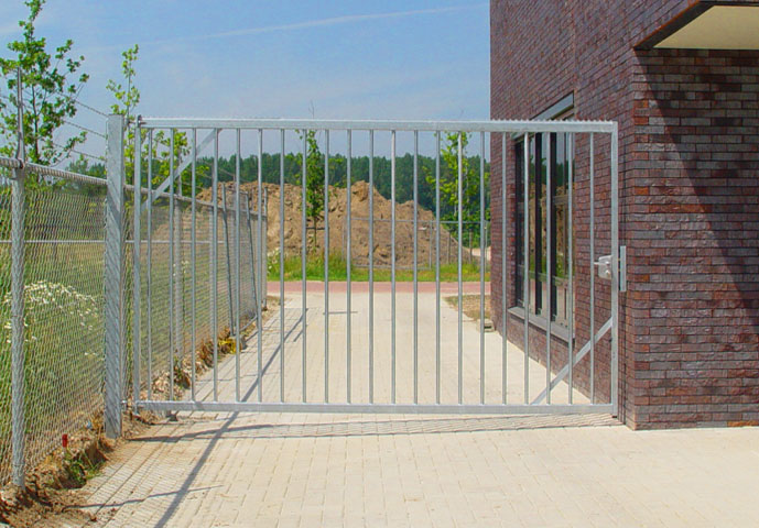 Draaipoorten 6 Op maat gemaakte draaipoorten van SKWshop. Hoogwaardige materialen, duurzame afwerking en uitgebreide opties zoals deurdrangers en vluchtsluiting.