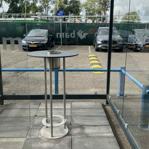 Statafel met model asbak Graphit 23 Onze sta- en rooktafels zijn de perfecte aanvulling voor elke rokersruimte. Met een hoogte van ca. 1130 mm en een diameter van ca. 650 mm zijn ze zowel praktisch als stijlvol.