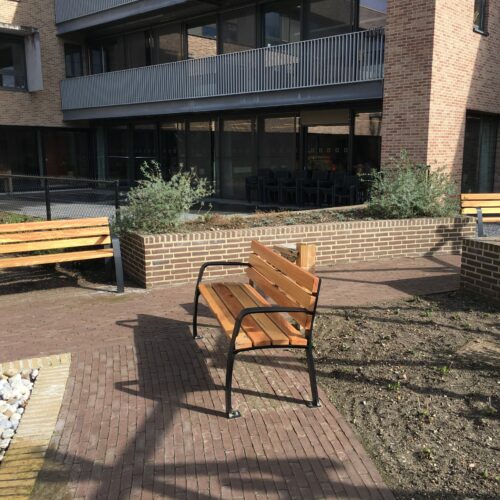 Parkbank Sofia 14 Tuinbank Sofia met rug- en armleuning. Stalen frame met houten latten.