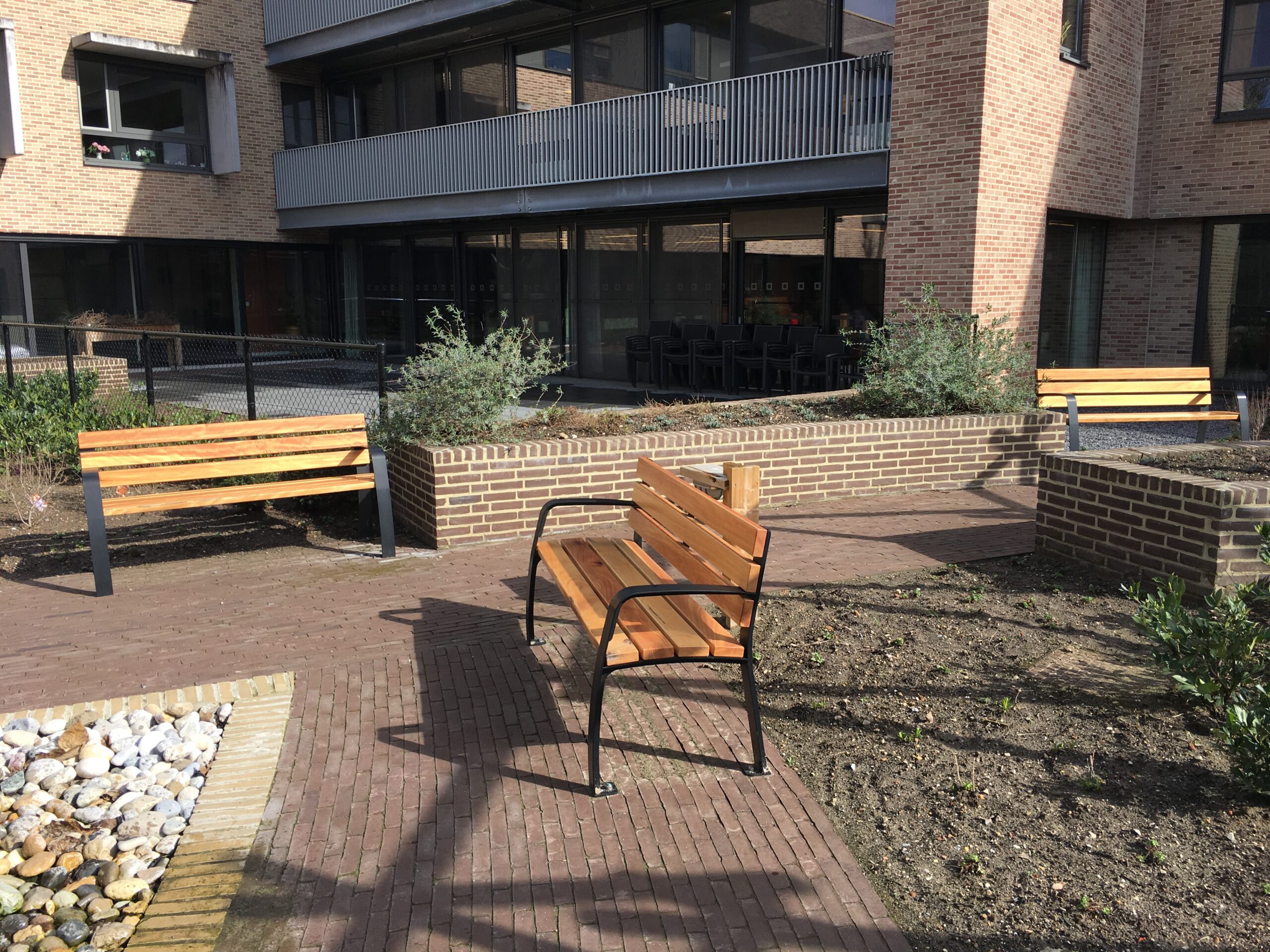 Parkbank Sofia 3 Tuinbank Sofia met rug- en armleuning. Stalen frame met houten latten.