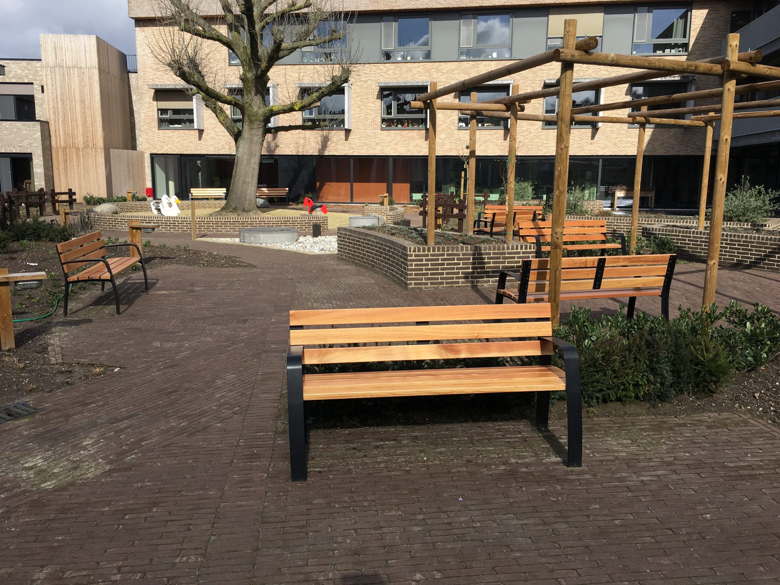 Parkbank Sofia 2 Straatbank Sofia. Duurzaam grenen of hard houten latten op een stalen frame.