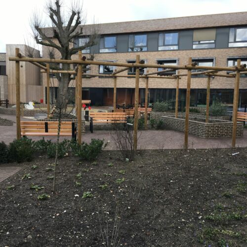 Parkbank Sofia 15 Verscheidene parkbanken Sofia bij een appartementencomplex.